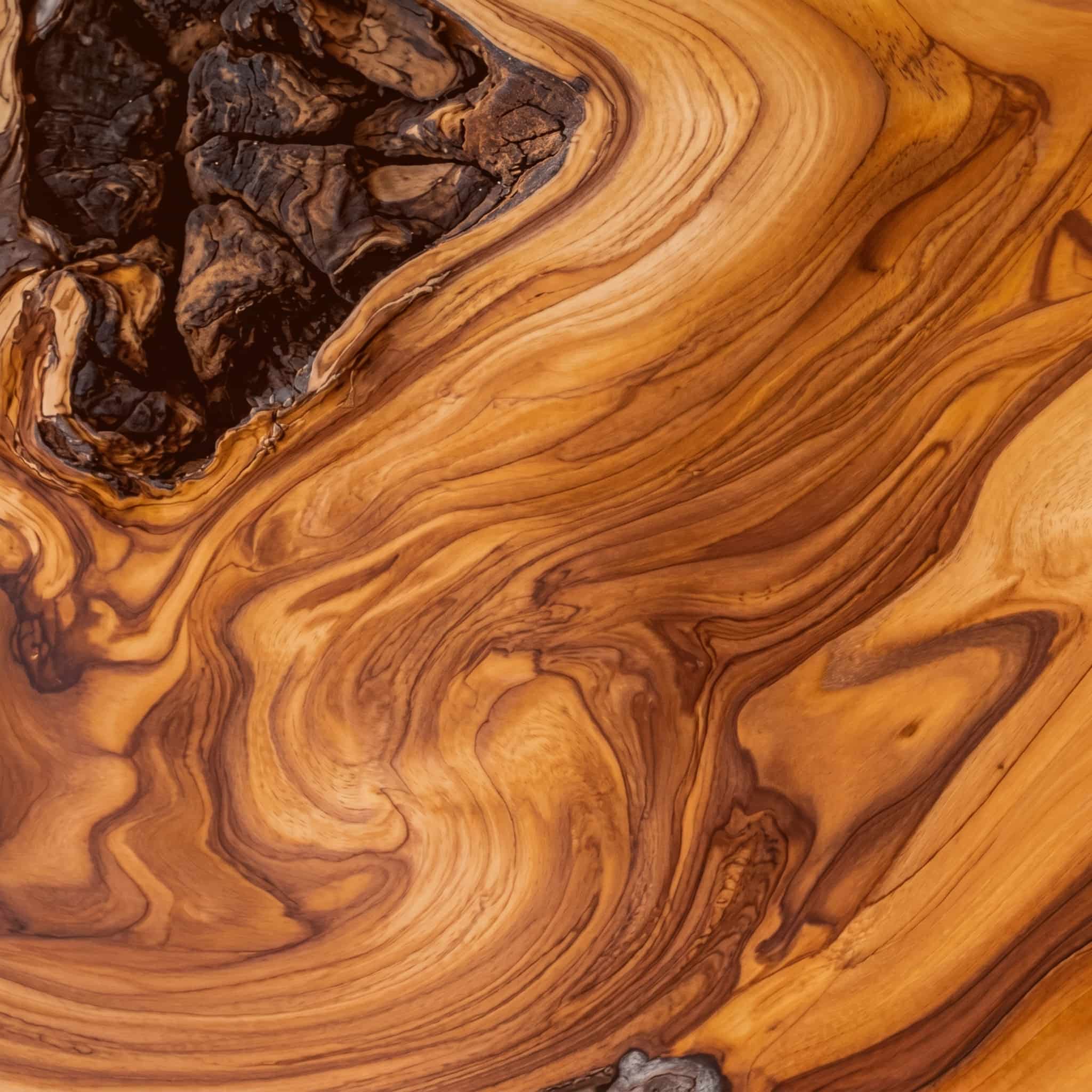 Detalle de la veta natural de la madera de olivo utilizada como inspiración para notas amaderadas.