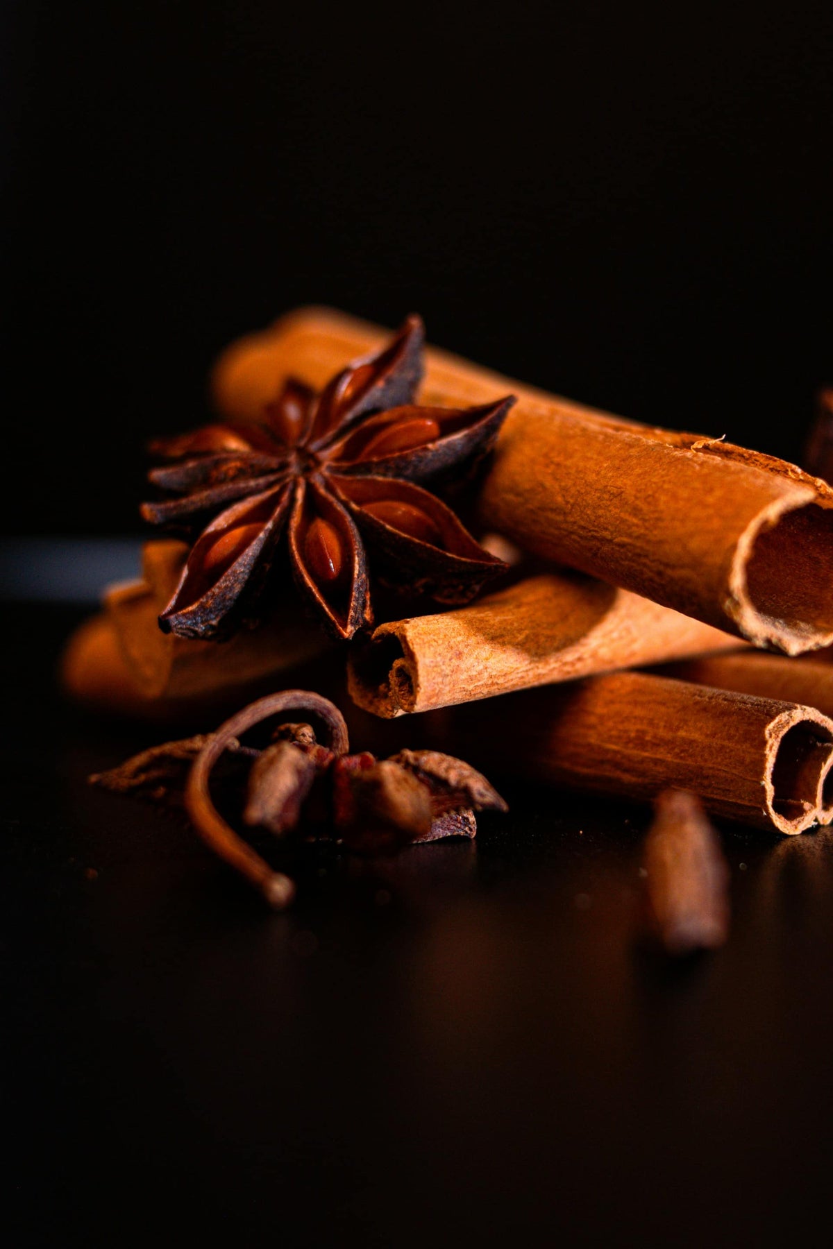 Canela y anís estrellado utilizados como notas especiadas en perfumería.