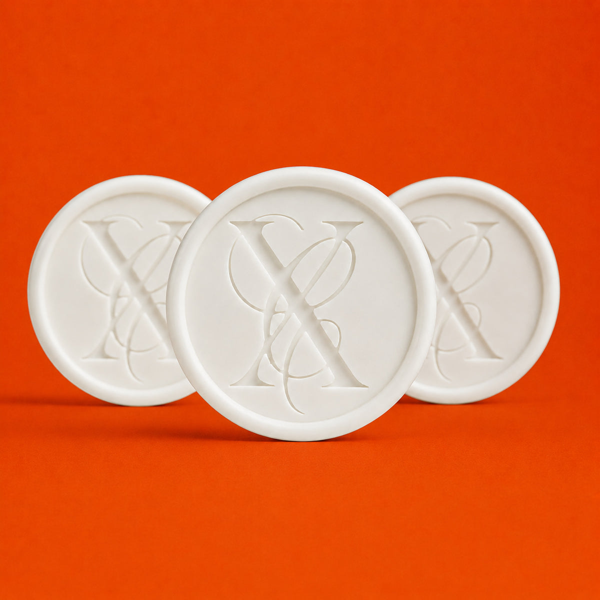 Wax melts de Excentropía sobre fondo naranja.